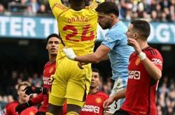 开云体育-一场经典之战！英超点燃球迷热情