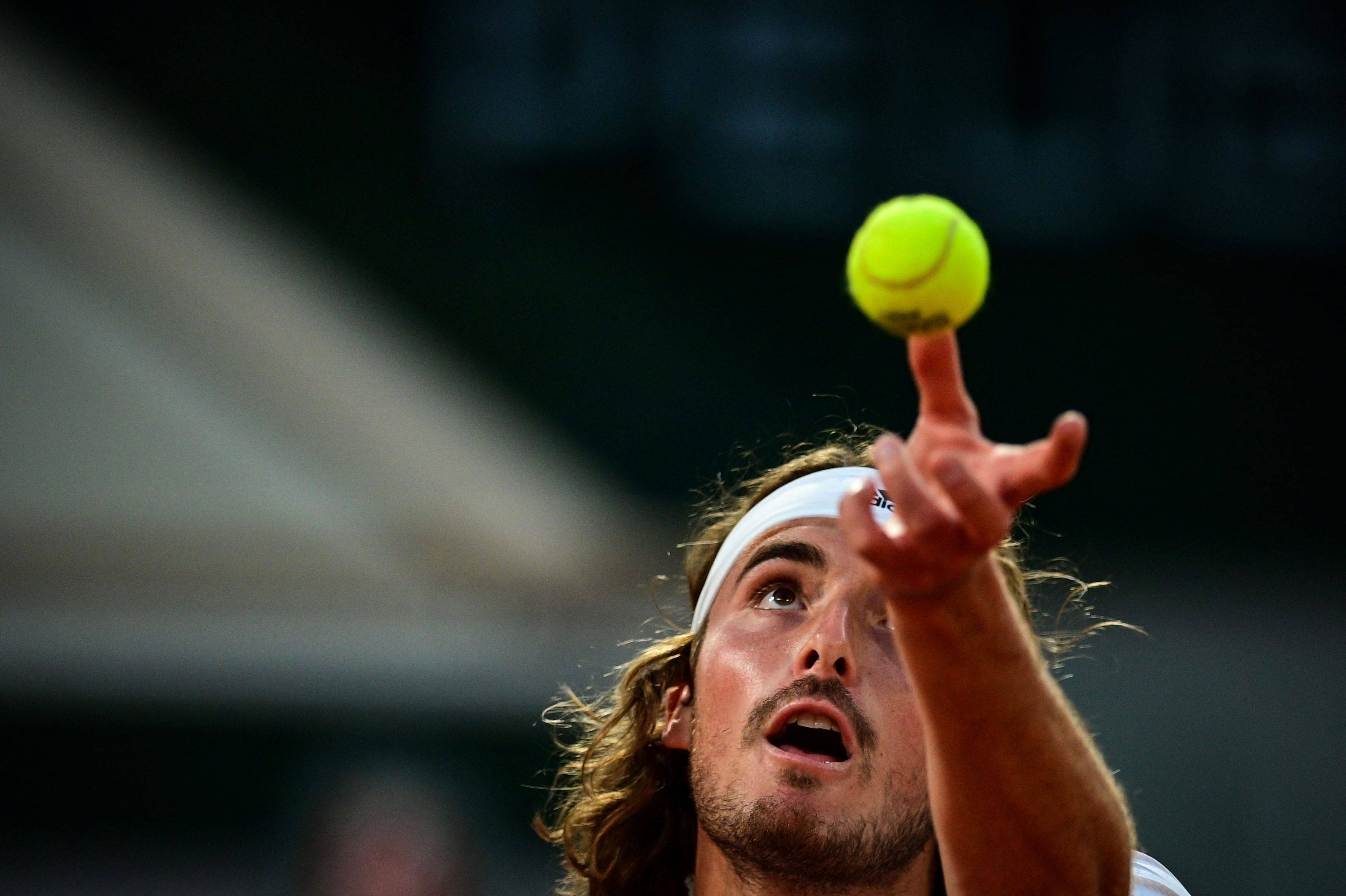 包含澳大利亚网球队完胜美国网球队，西西帕斯惊艳世界的词条