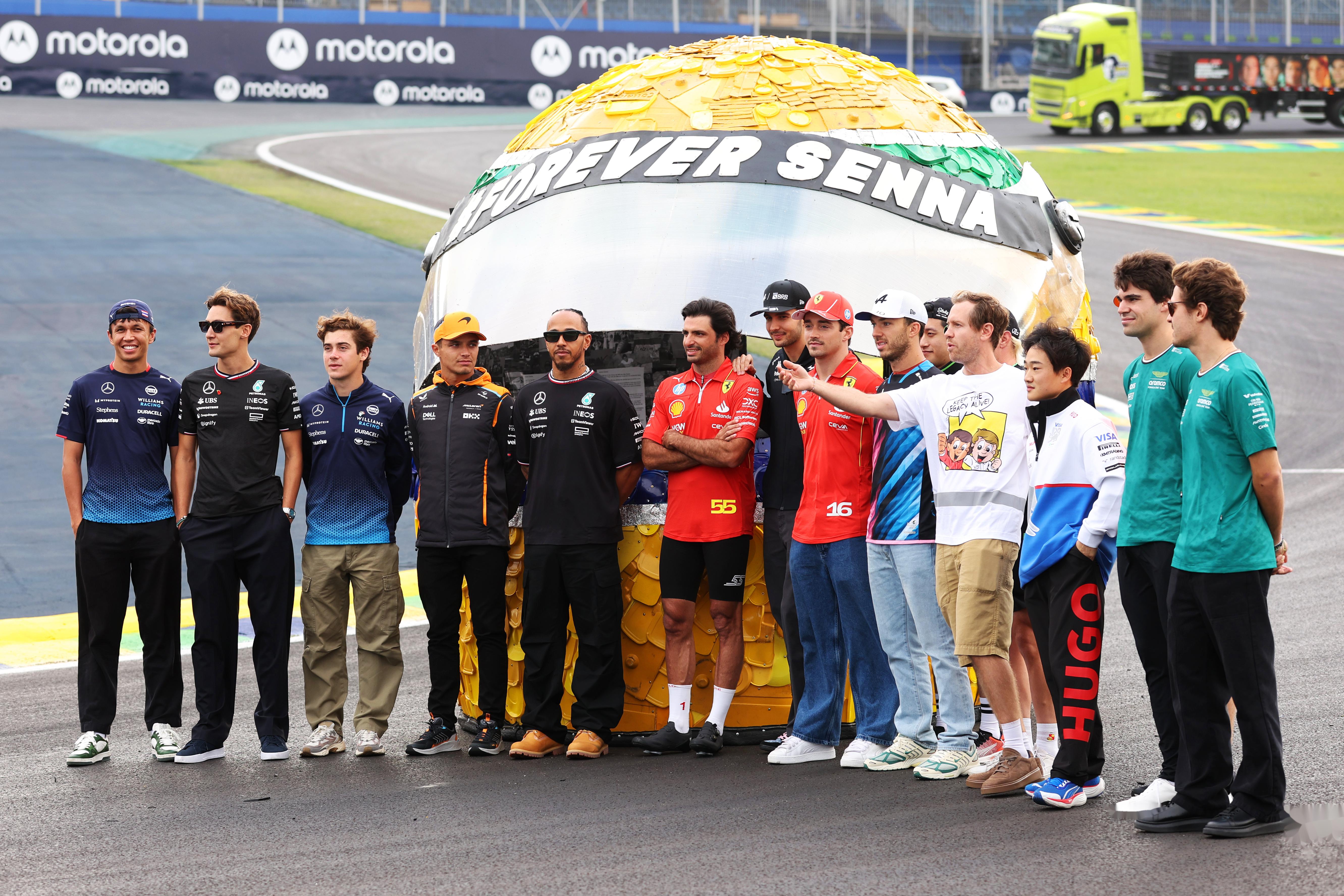 红牛车队横扫红牛二队，拉塞尔统治全场