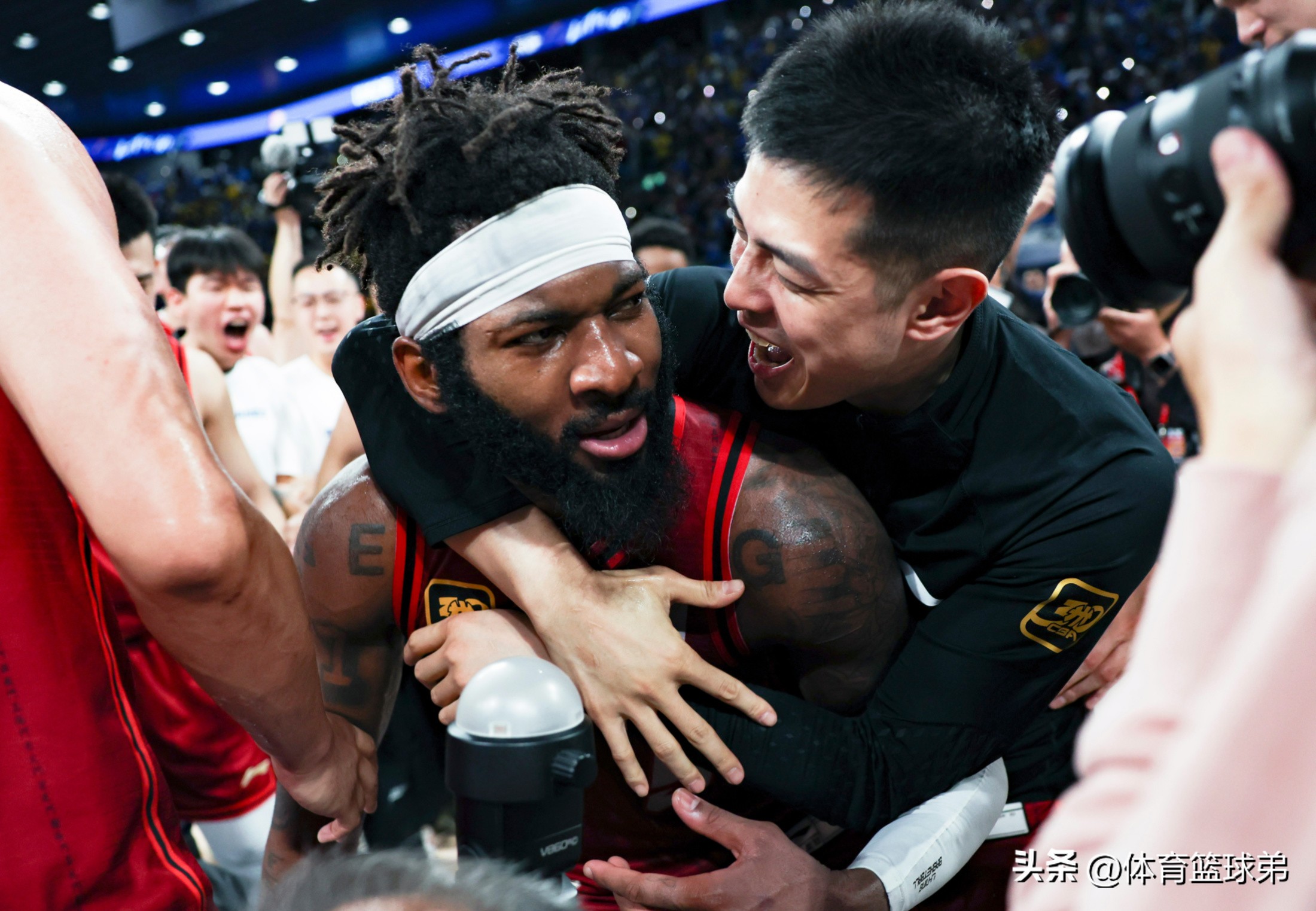 掘金翻盘广东队,塔图姆统治全场 掘金翻盘广东队,塔图姆统治全场