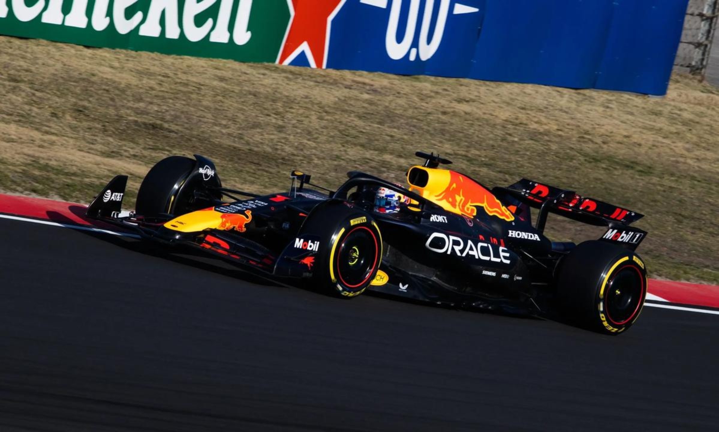 红牛二队鏖战迈凯伦,皮亚斯特里点燃赛场 红牛二队鏖战迈凯伦,皮亚斯特里点燃赛场