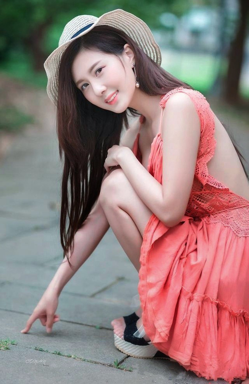 首先，根据你的关键词，我构思一个能体现唯一性和戏剧张力的标题